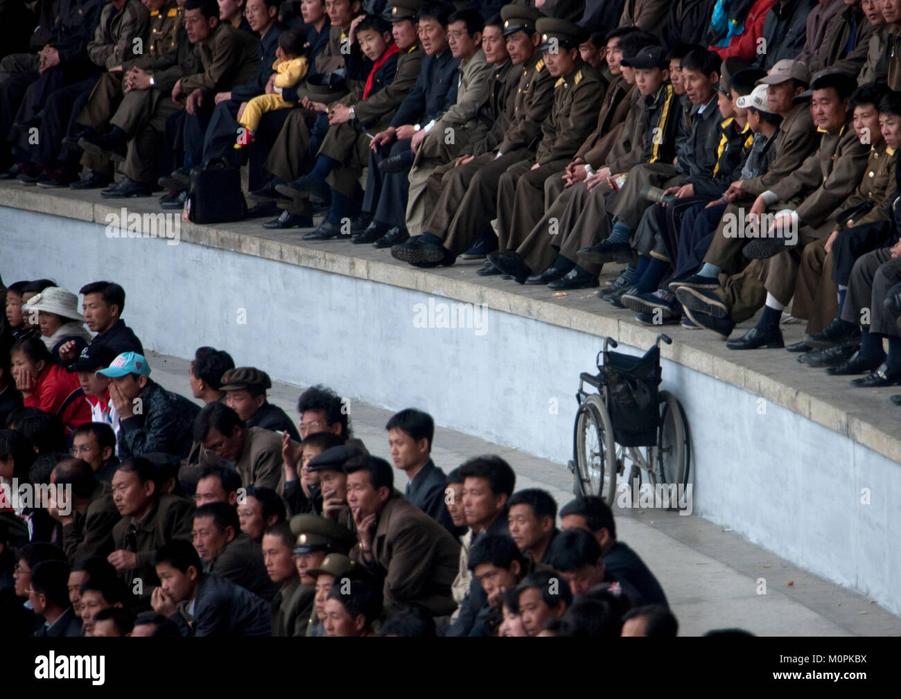 Fauteuil roulant dans le stade Kim Il Sung pendant un match de football, de la province de Pyongan, Pyongyang, Corée du Nord Banque D'Images Fauteuil roulant dans le stade Kim Il Sung pendant un match de football, de la province de Pyongan, Pyongyang, Corée du Nord Banque D'Images