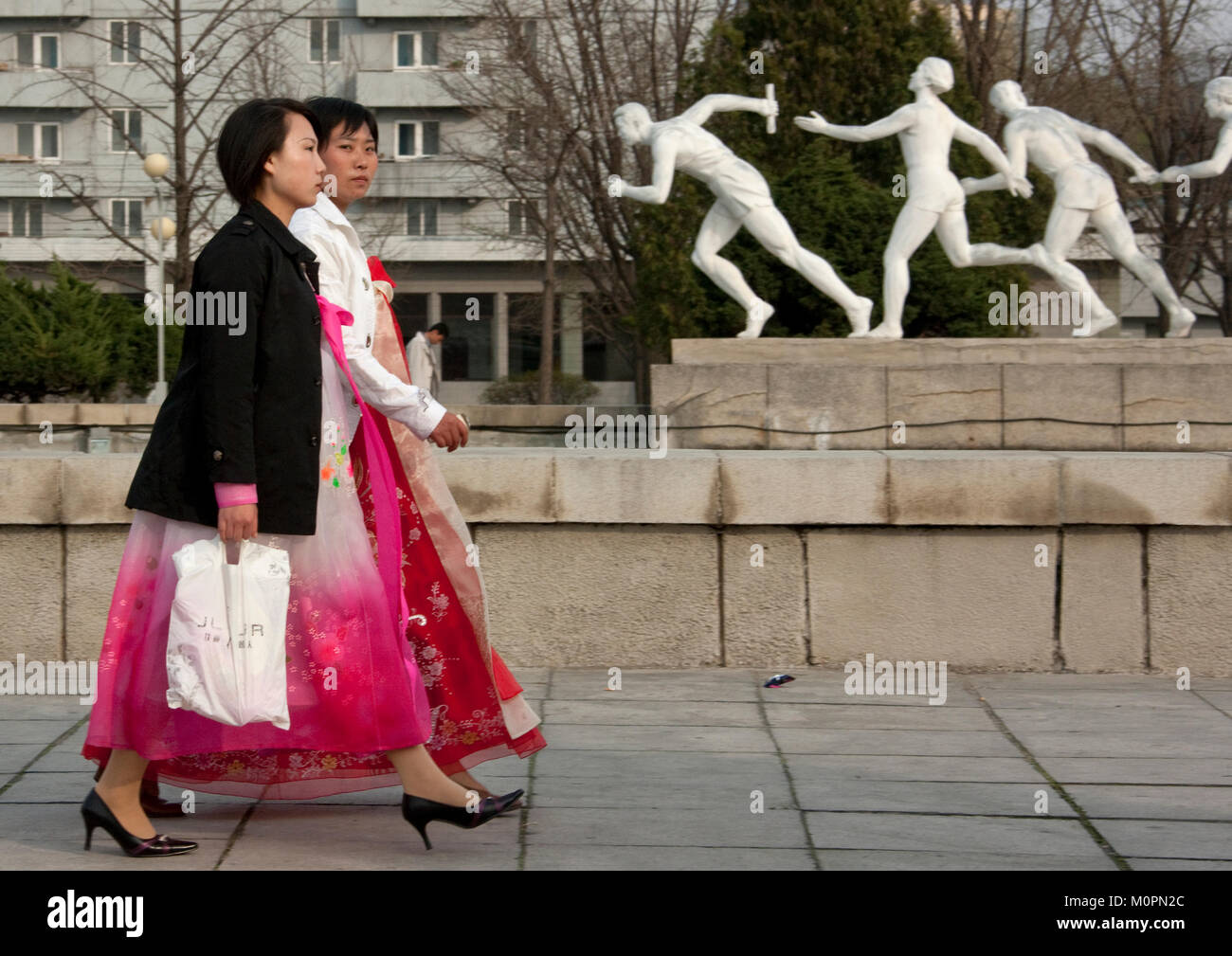 Femmes de la Corée du Nord la marche dans la rue, de la province de Pyongan, Pyongyang, Corée du Nord Banque D'Images