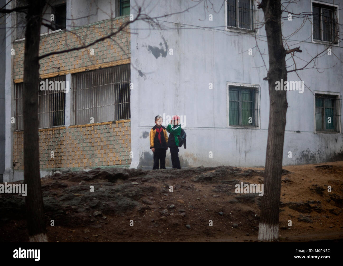 Les garçons de la Corée du Nord dans la rue, de la province de Pyongan, Pyongyang, Corée du Nord Banque D'Images