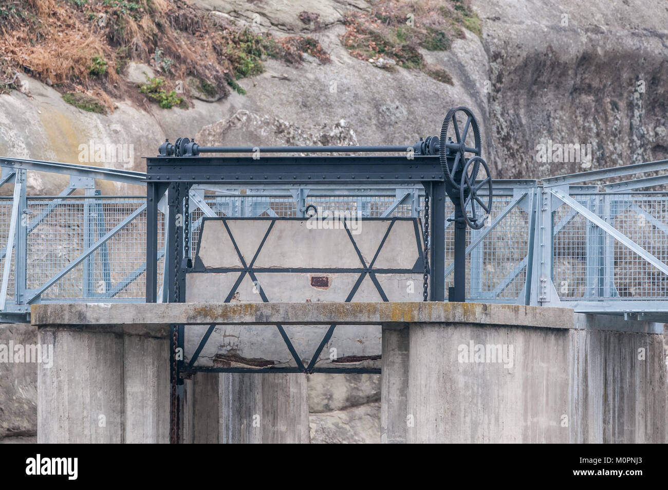 Vue détaillée d'un mécanisme de porte d'écluse, floodgate, rivière Ter, Roda de Ter, Catalogne, Espagne Banque D'Images
