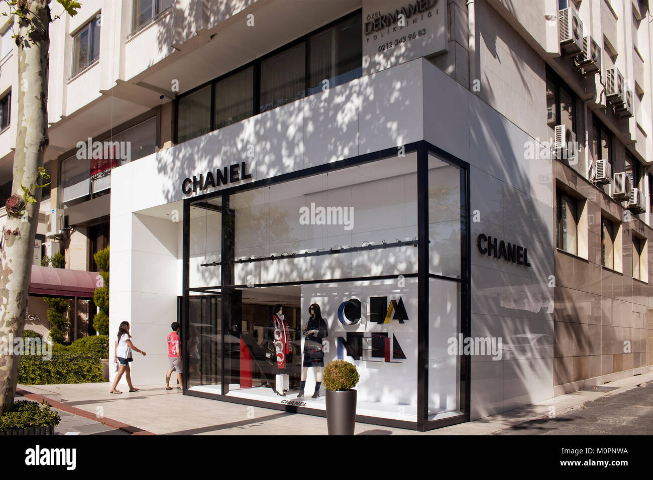 Design district shopping shoppers chanel luxe français vêtements de  créateurs Banque de photographies et d'images à haute résolution - Alamy