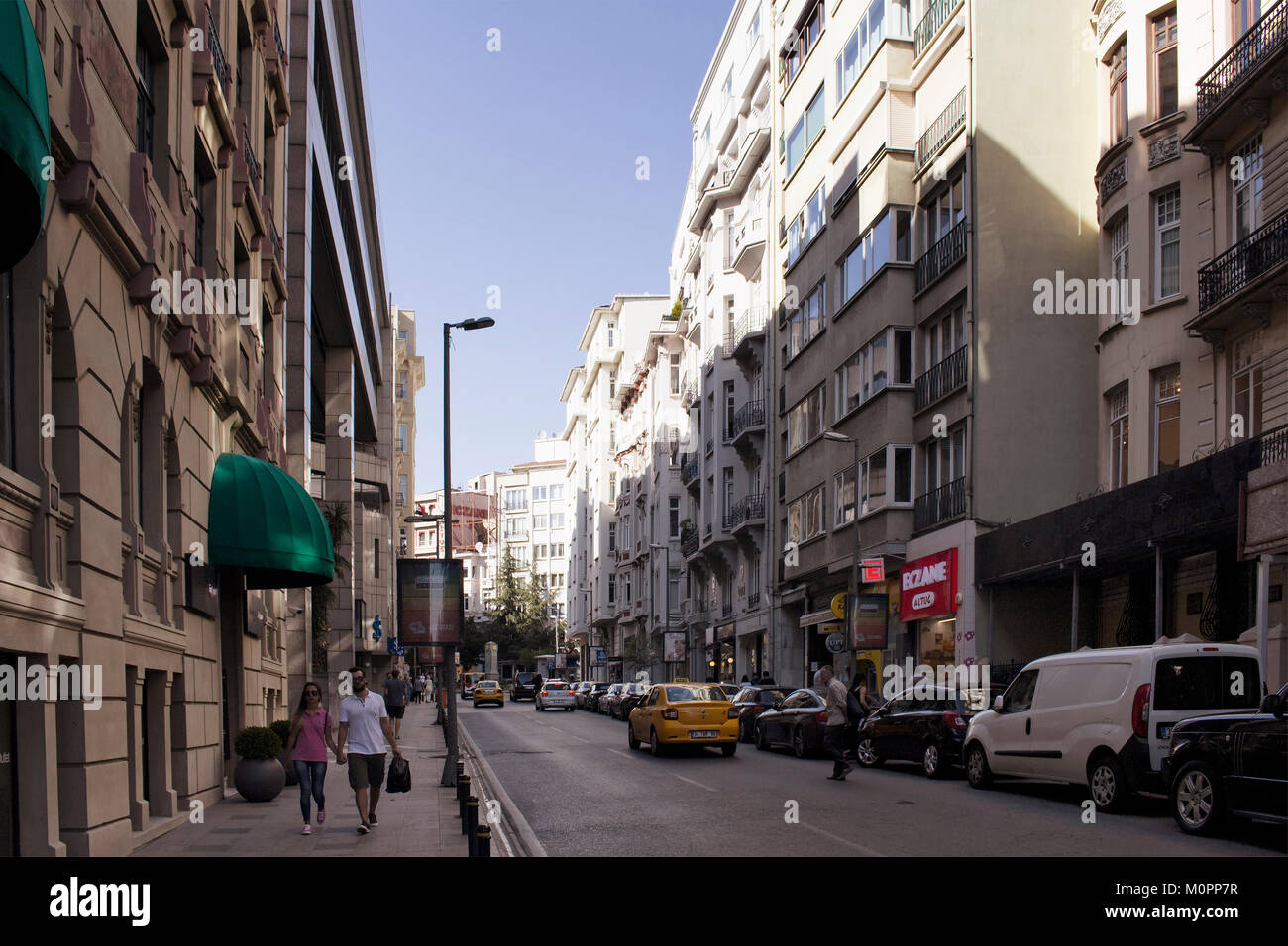 Vue d'une rue principale appelée Tesvikiye Avenue de Nisantasi / Istanbul c'est un quartier commerçant et résidentiel. Banque D'Images