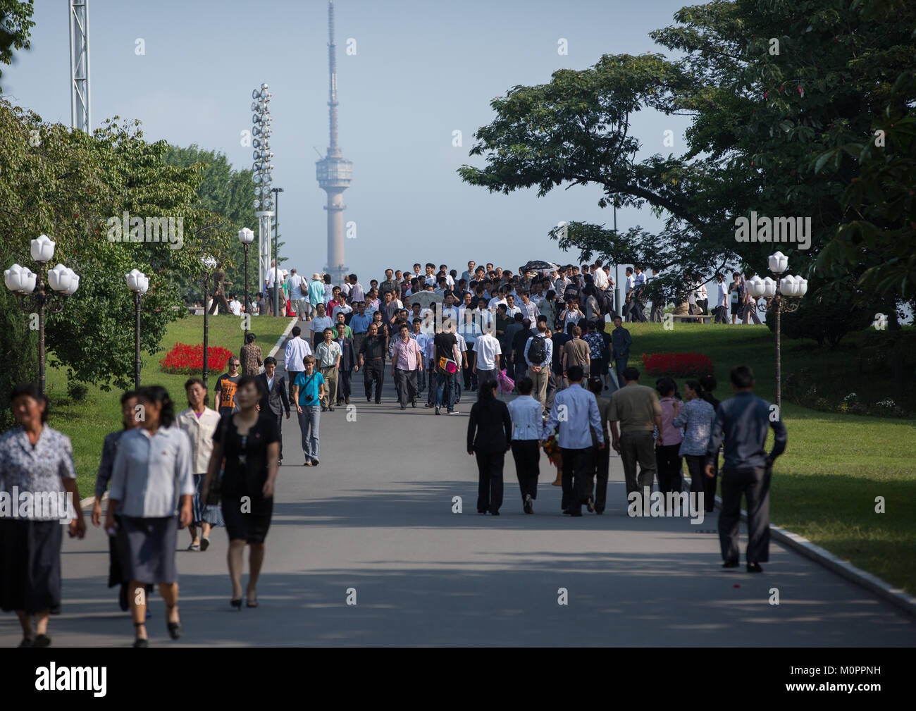 Les gens de la Corée du Nord va payer pour ce qui concerne les statues de la troupe artistique Mansudae Chers dirigeants de grand monument, de la province de Pyongan, Pyongyang, Corée du Nord Banque D'Images