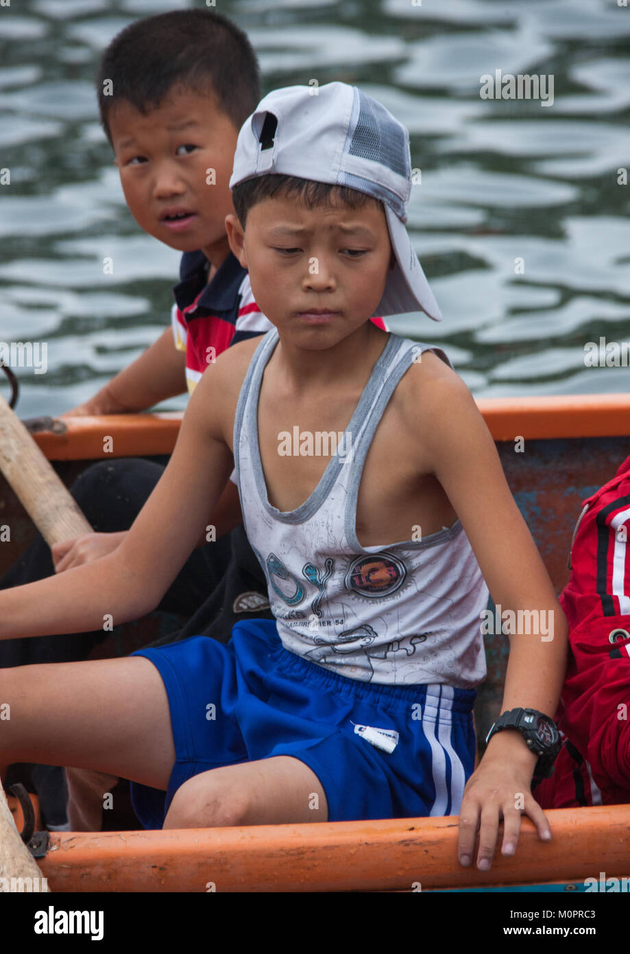 Pionniers de la Corée du Nord les garçons dans des bateaux à Songdowon international children's Camp, province du Kangwon, Wonsan, la Corée du Nord Banque D'Images