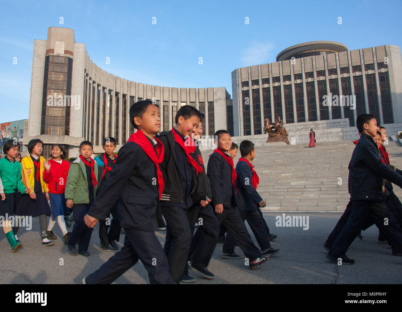 Pionnier de la Corée du Nord les garçons devant le palais des enfants de Mangyongdae, province de Pyongan, Pyongyang, Corée du Nord Banque D'Images