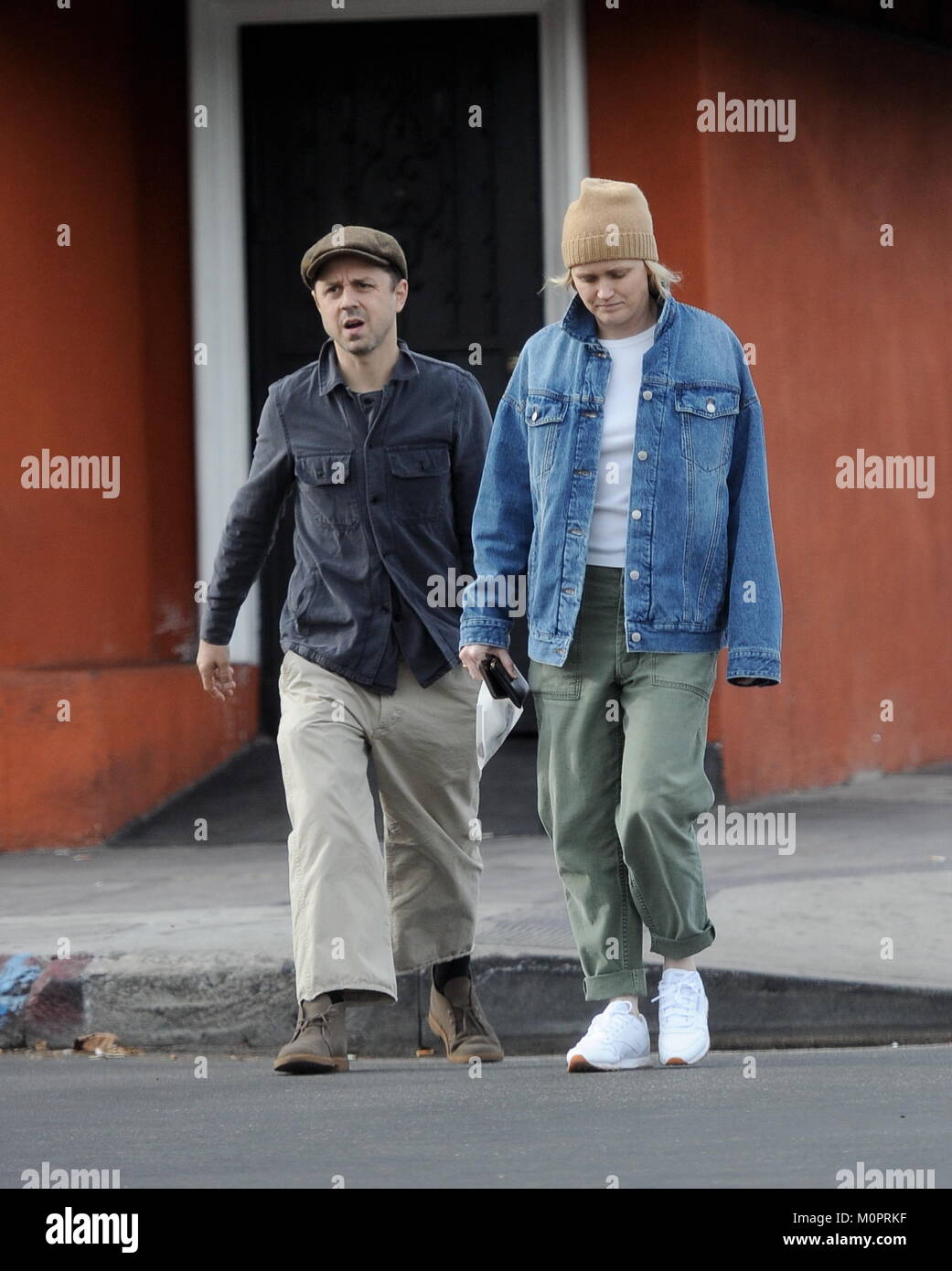 L'Acteur Giovanni Ribisi EXCLUSIVE assis sur le trottoir en attendant que sa petite amie le chercher. Par la suite, le couple est allé pour un brunch au Homestate Cafe à Los Angeles. Giovanni Ribisi, avec : Emily Ward Où : Los Angeles, California, United States Quand : 23 Déc 2017 Crédit : WENN Banque D'Images