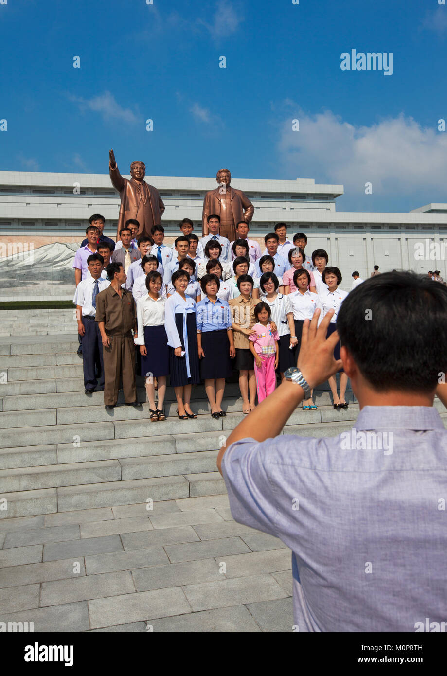 Les gens de la Corée du Nord devant les deux statues de la Chers Leaders dans le grand monument sur la colline Mansu, province de Pyongan, Pyongyang, Corée du Nord Banque D'Images