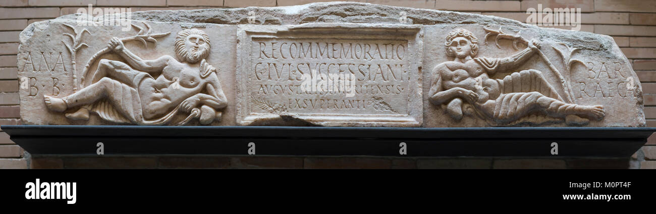 Merida, Espagne - Décembre 20th, 2017 : Les rivières linteau. Roman relief représentant les deux rivières d'Emerita Augusta. Musée national d'Art Romain Banque D'Images