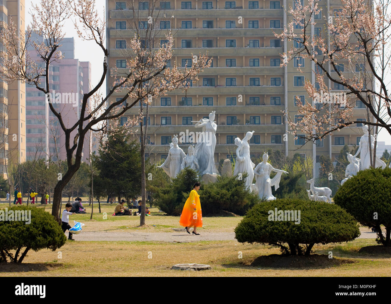 Femme nord-coréen choson en-ot marche dans un parc, de la province de Pyongan, Pyongyang, Corée du Nord Banque D'Images