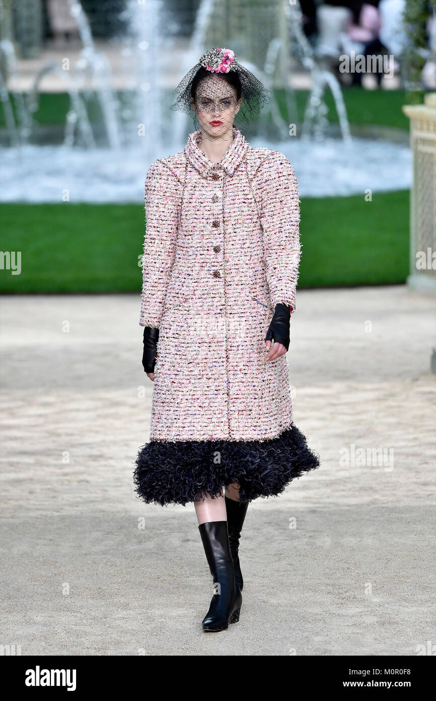 Paris, France. 23 Jan, 2018. Un modèle présente une création de Haute  Couture Chanel lors de