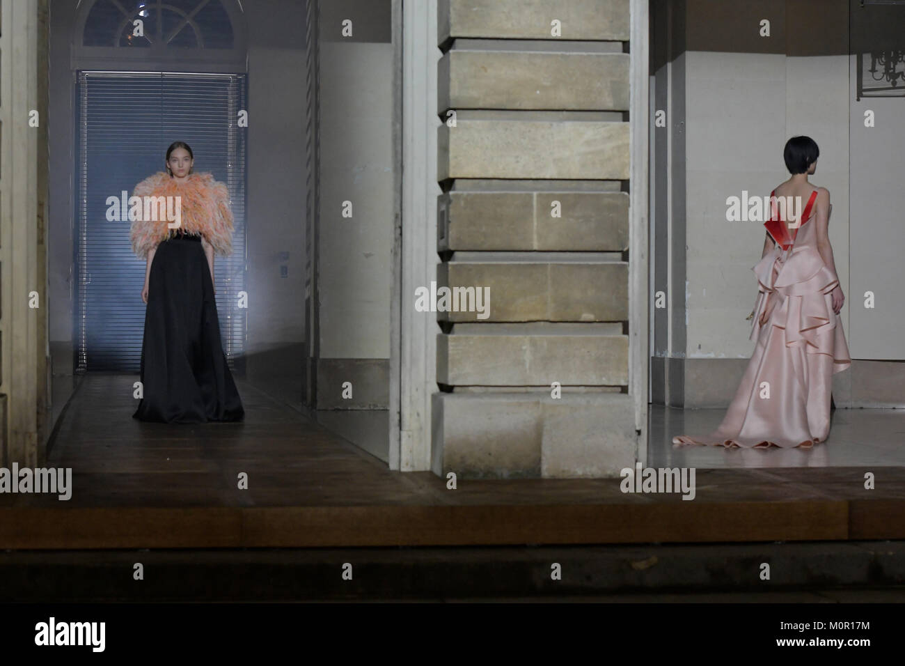 Paris. 23 Jan, 2018. Présenter des modèles de créations de Givenchy Haute Couture au cours de la collection printemps/été 2018 à Paris, France le 23 janvier 2018. Credit : Piero Biasion/Xinhua/Alamy Live News Banque D'Images