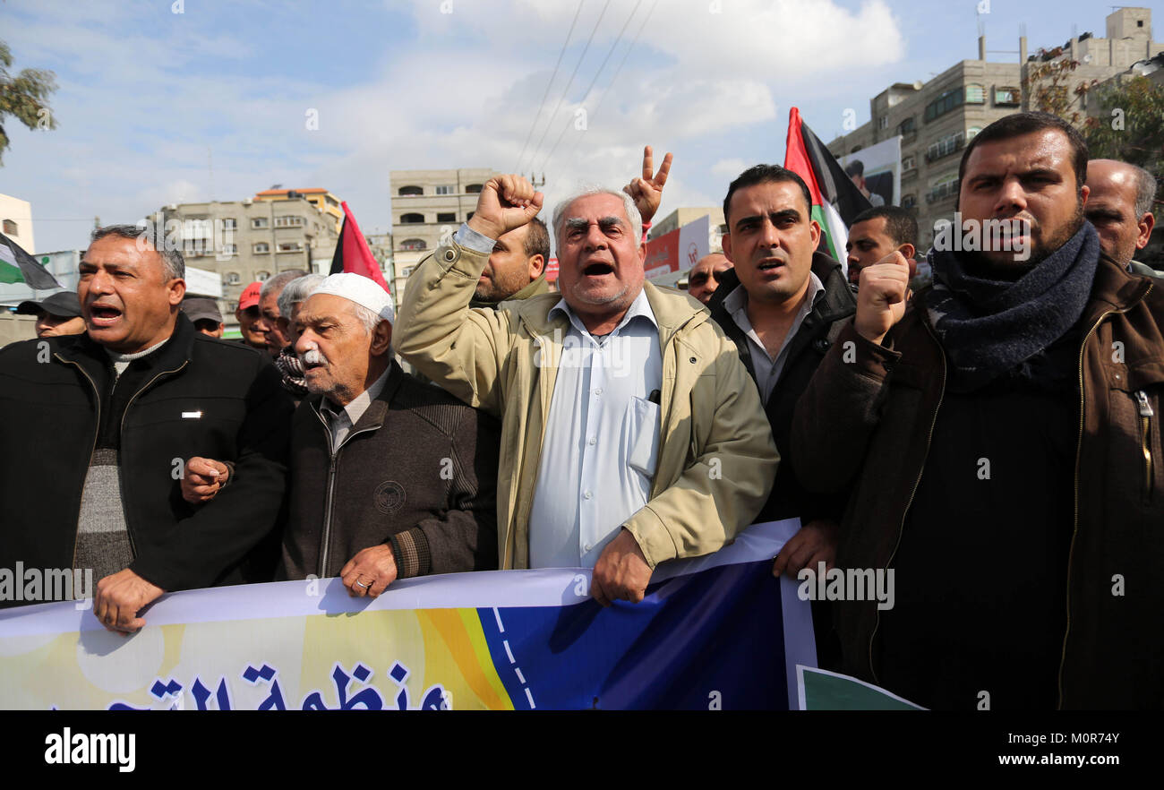 La ville de Gaza, bande de Gaza, territoire palestinien. 24 Jan, 2018. Les Palestiniens prennent part à une manifestation contre le président américain, Donald Trump a décidé de reconnaître Jérusalem comme capitale d'Israël à Jabaliya dans le nord de la bande de Gaza le 24 janvier 2018 Credit : Ashraf Amra/APA/Images/fil ZUMA Alamy Live News Banque D'Images