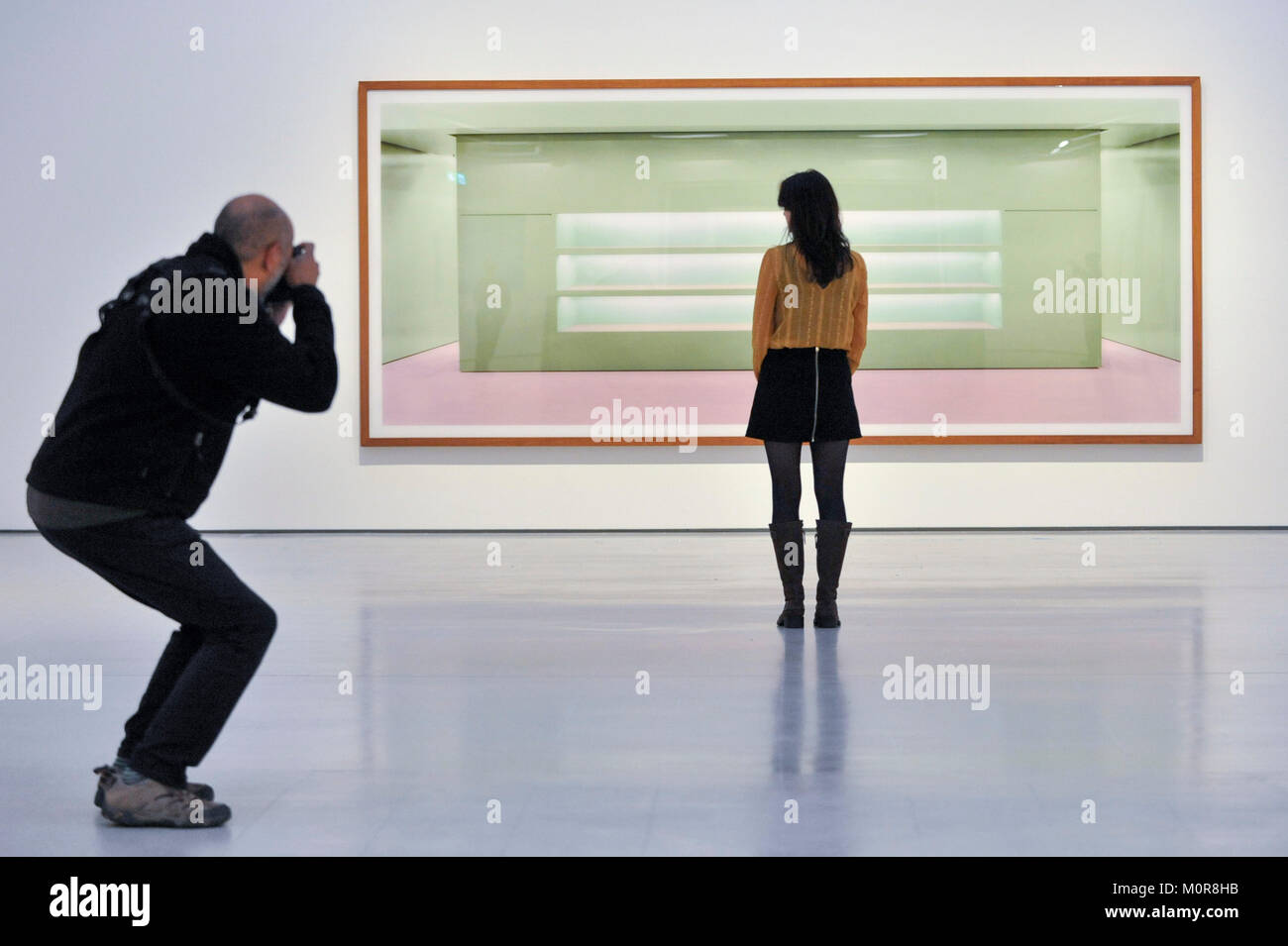 Londres, Royaume-Uni. 24 janvier 2018. Un membre du personnel vues 'Prada  II', 1997, par Andreas Gursky. Aperçu de 'Andreas Gursky', la première  grande rétrospective au Royaume-Uni par la célèbre photographe allemand à