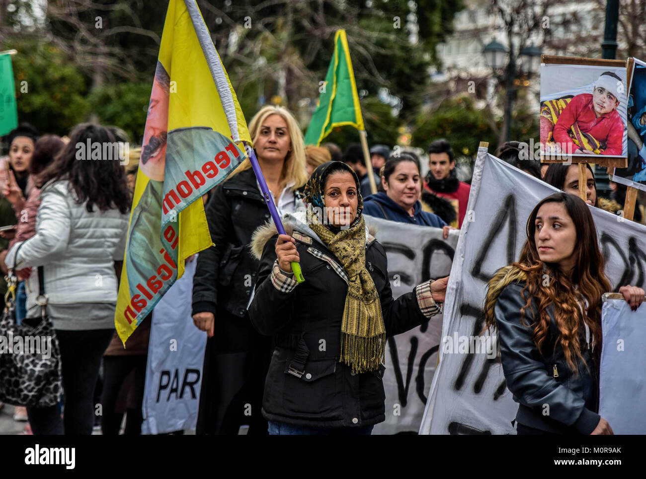 Athènes, Grèce. 23 Jan, 2018. Les femmes kurdes vu tenir plusieurs drapeaux et bannières pendant la manifestation.Kurdes qui vivent en Grèce a démontré en solidarité avec la ville d'Afrin et les combattants kurdes en Syrie. Contre l'invasion turque au nord province syrienne d'Afrin et l'attaque sur les forces de la SDF Kurdes et les milices arabes. Credit : Dimitris Lampropoulos/SOPA/ZUMA/Alamy Fil Live News Banque D'Images