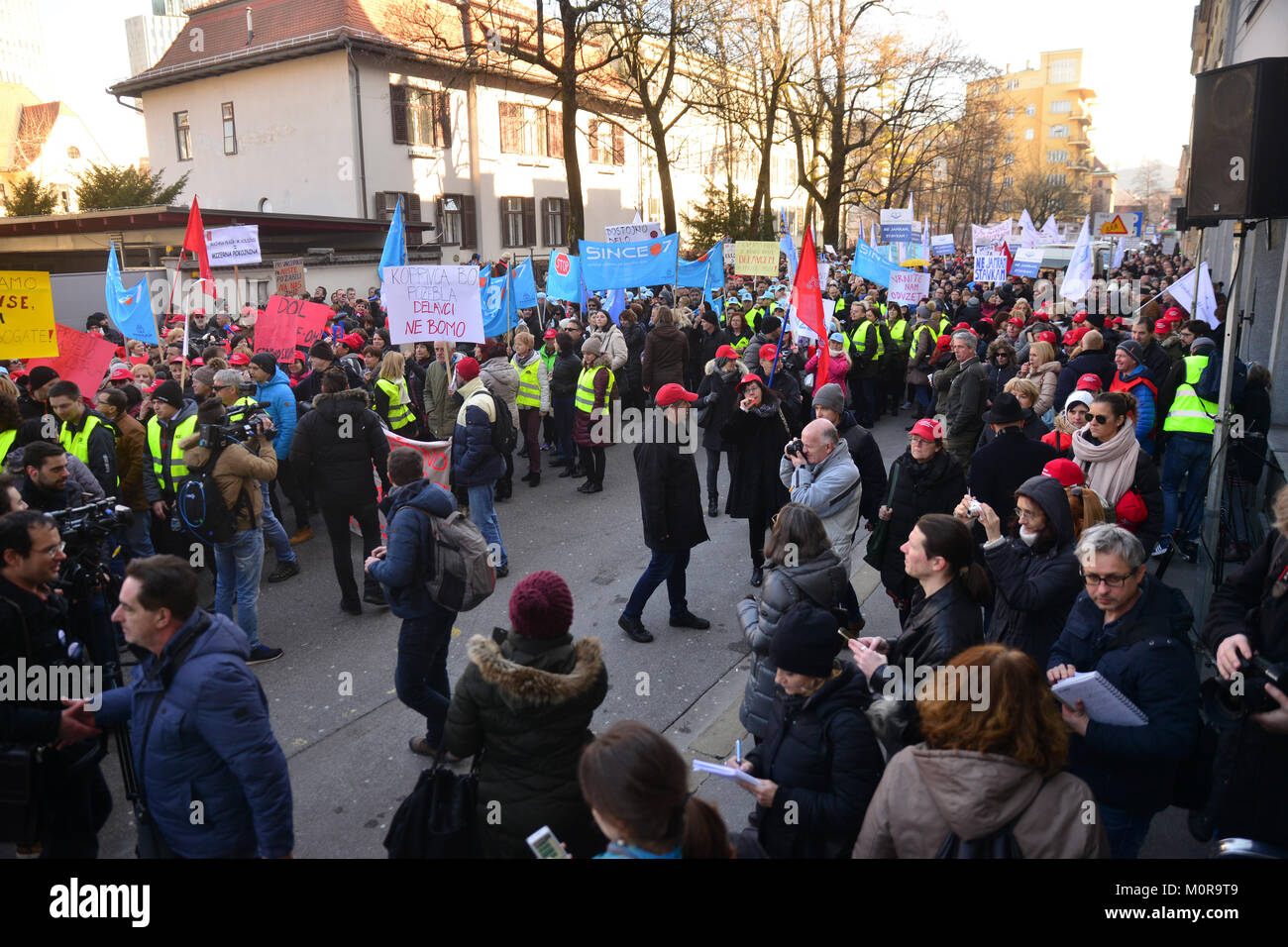 Ljubljana, Slovénie. 24 Jan, 2018. Une marche de protestation à des versements d'employés du service public et en face du Palais du Gouvernement à Ljubljana. Credit : Matic/Štojs Alamy Live News Banque D'Images