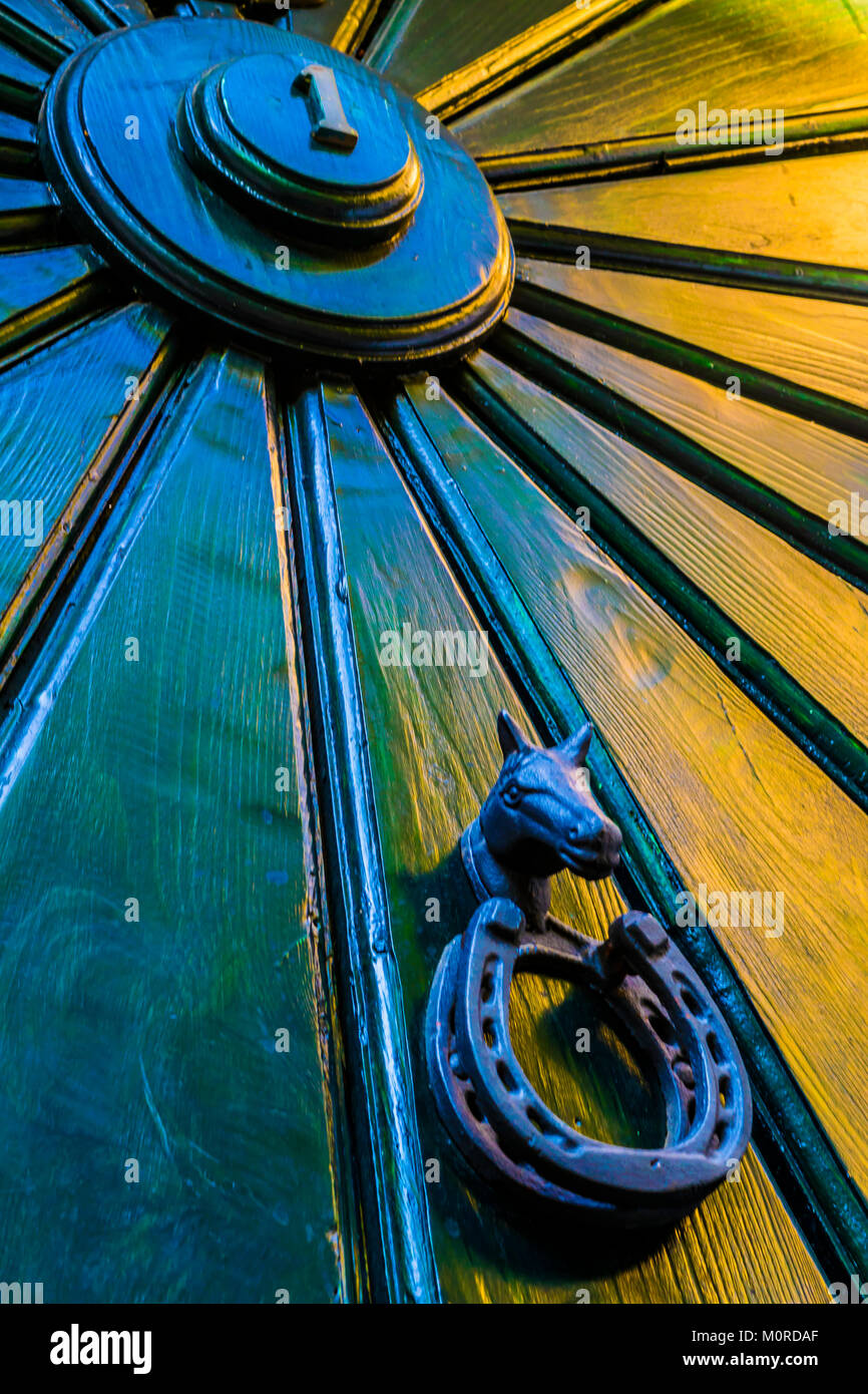 Porte en bois décoratif détail, gros plan. Motif géométrique sur gate, cheval Tête de cheval et la décoration, reflet de soleil. Banque D'Images