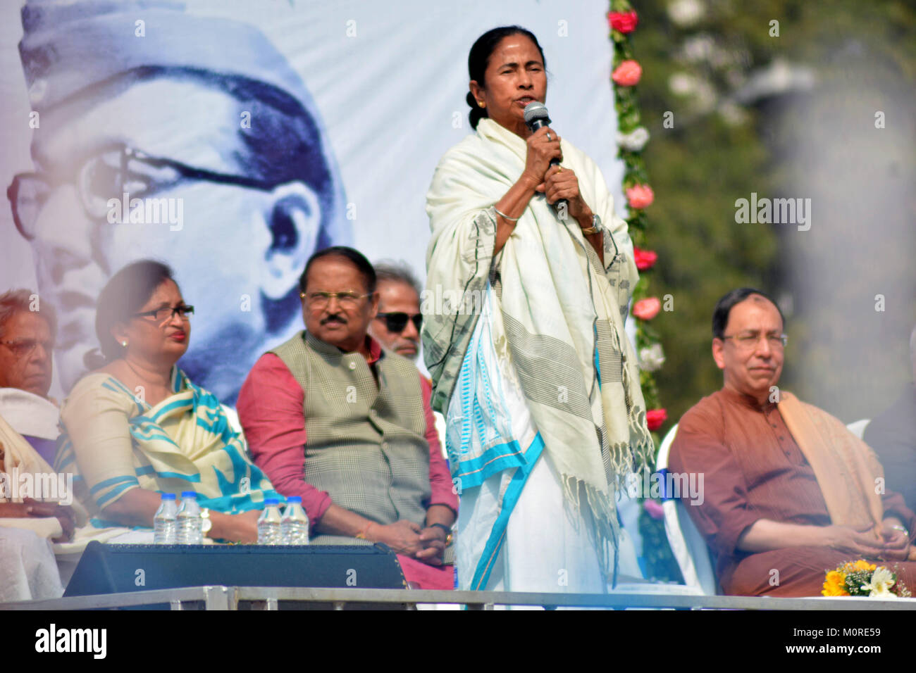 Kolkata, Inde. 23 Jan, 2018. Le Ministre en chef du Bengale occidental Mamata Benerjee rend hommage à Netaji Subhas Chandra Bose à l'occasion de Subhas Chandra Bose 121 anniversaire de naissance. Credit : Saikat Paul/Pacific Press/Alamy Live News Banque D'Images
