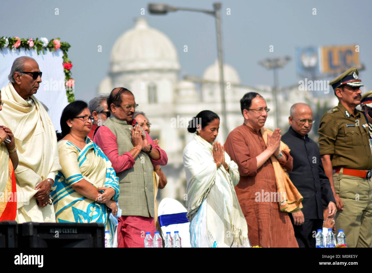 Kolkata, Inde. 23 Jan, 2018. Le Ministre en chef du Bengale occidental Mamata Benerjee (milieu) rend hommage à Netaji Subhas Chandra Bose à l'occasion de Subhas Chandra Bose 121 anniversaire de naissance. Credit : Saikat Paul/Pacific Press/Alamy Live News Banque D'Images