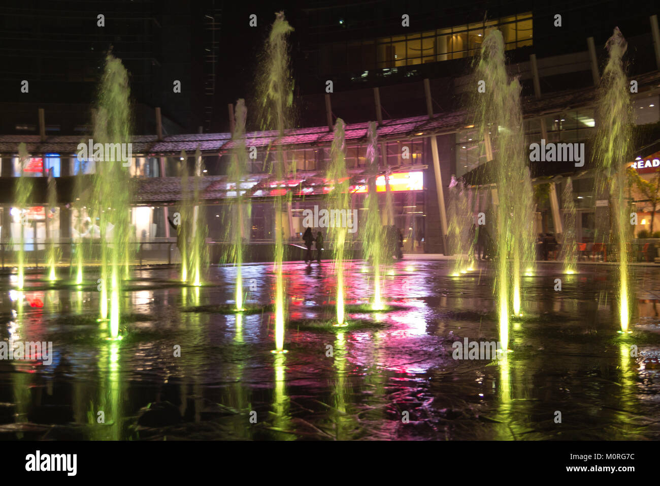 MILAN, ITALIE - 30 octobre 2016 : financial district Vue de nuit. L'eau des fontaines illuminées. Les gratte-ciel modernes dans Gae Aulenti square. La banque Unicredit à Banque D'Images