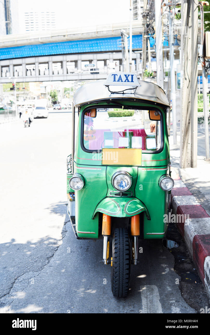 Tuk-tuk vert véhicule stationné sur la rue à Bangkok, Thaïlande. Banque D'Images