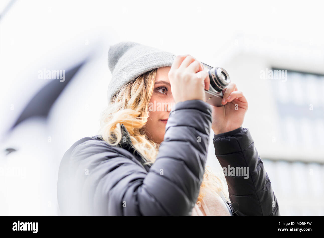 Young woman taking photo avec l'appareil photo vintage Banque D'Images