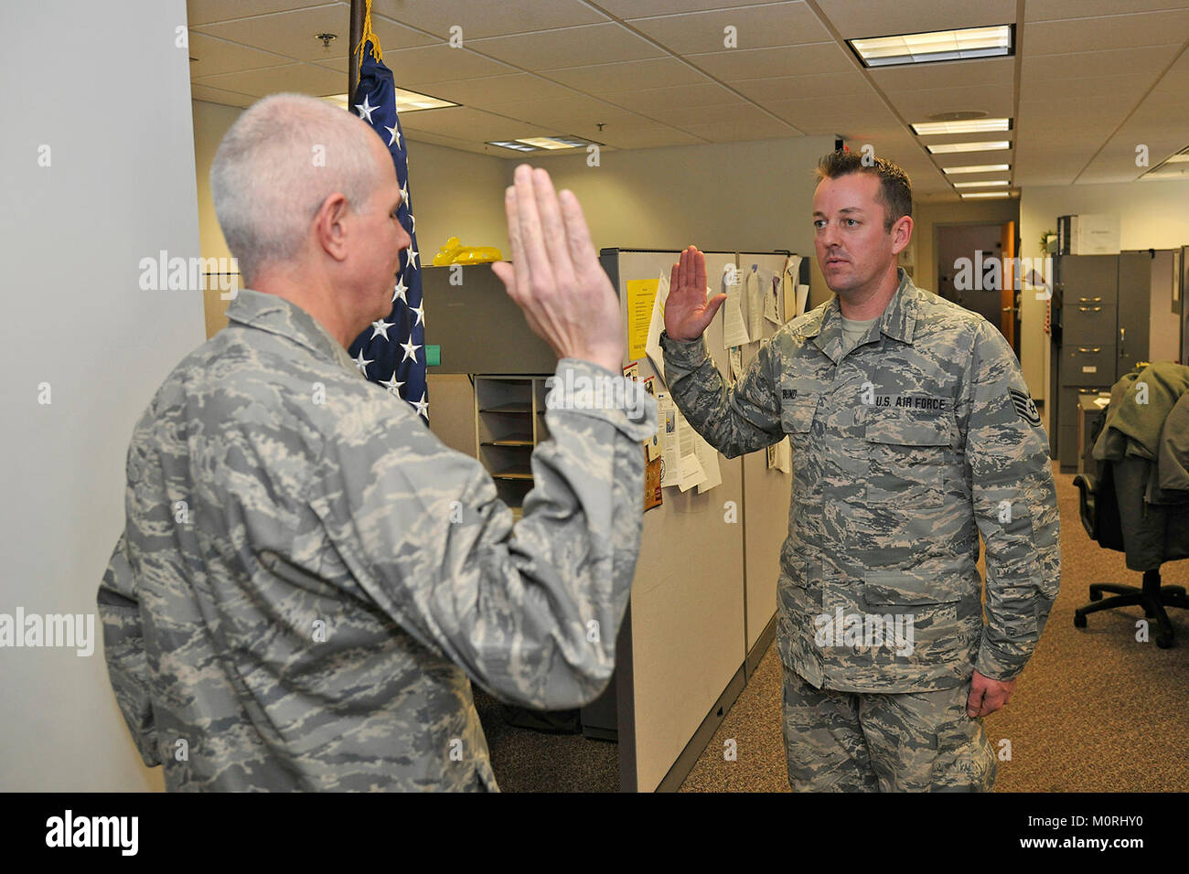 Les membres de la 127e Escadre ré-enrôler dans la Garde nationale aérienne du Michigan à Selfridge Air National Guard Base, Michigan, le 6 janvier 2018. Au cours de l'année dernière il y avait 280 enrôlements et enrôlements dans le Michigan Air National Guard ici. (U.S. Air National Guard Banque D'Images