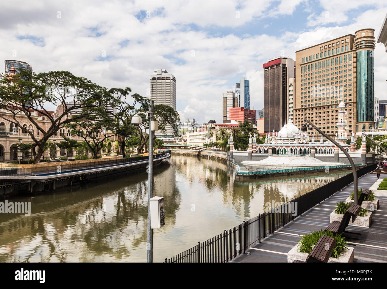 Le bureau et le Sultan Abdul Samad bâtiments reflètent dans l'eau de la Chicago River, à la jonction de la rivière Gombak, en face de la mosquée bleue Jamek Banque D'Images