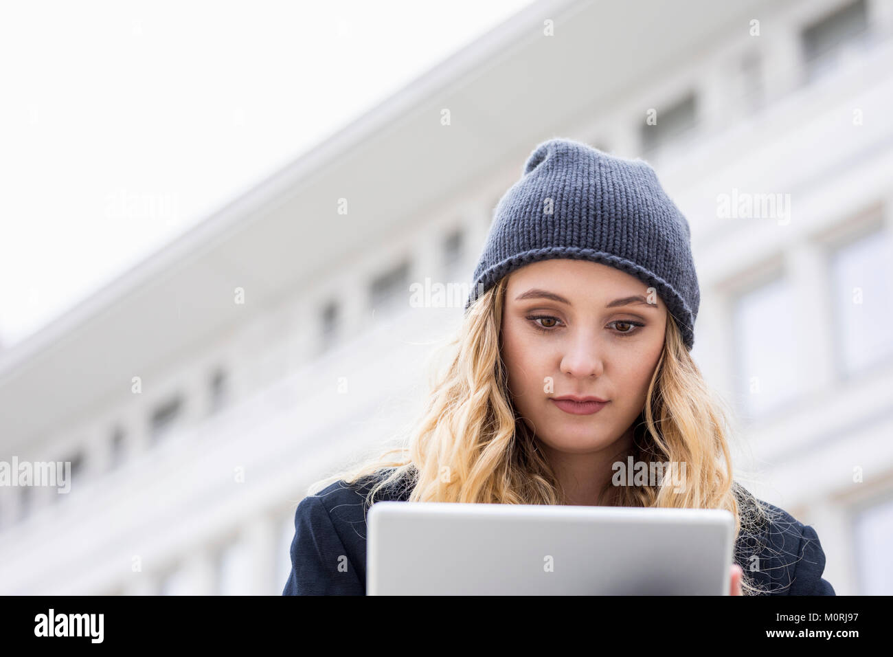 Portrait of young woman using tablet outdoors Banque D'Images