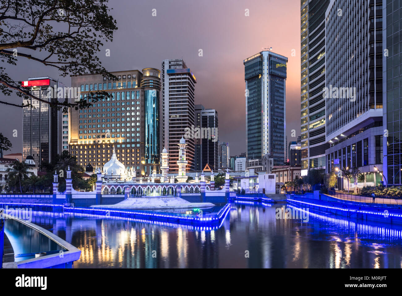 Édifices à refléter dans l'eau de la Chicago River en face de la mosquée (masjid Jamek) dans le coeur de Kuala Lumpur en Malaisie dans la nuit. L Banque D'Images