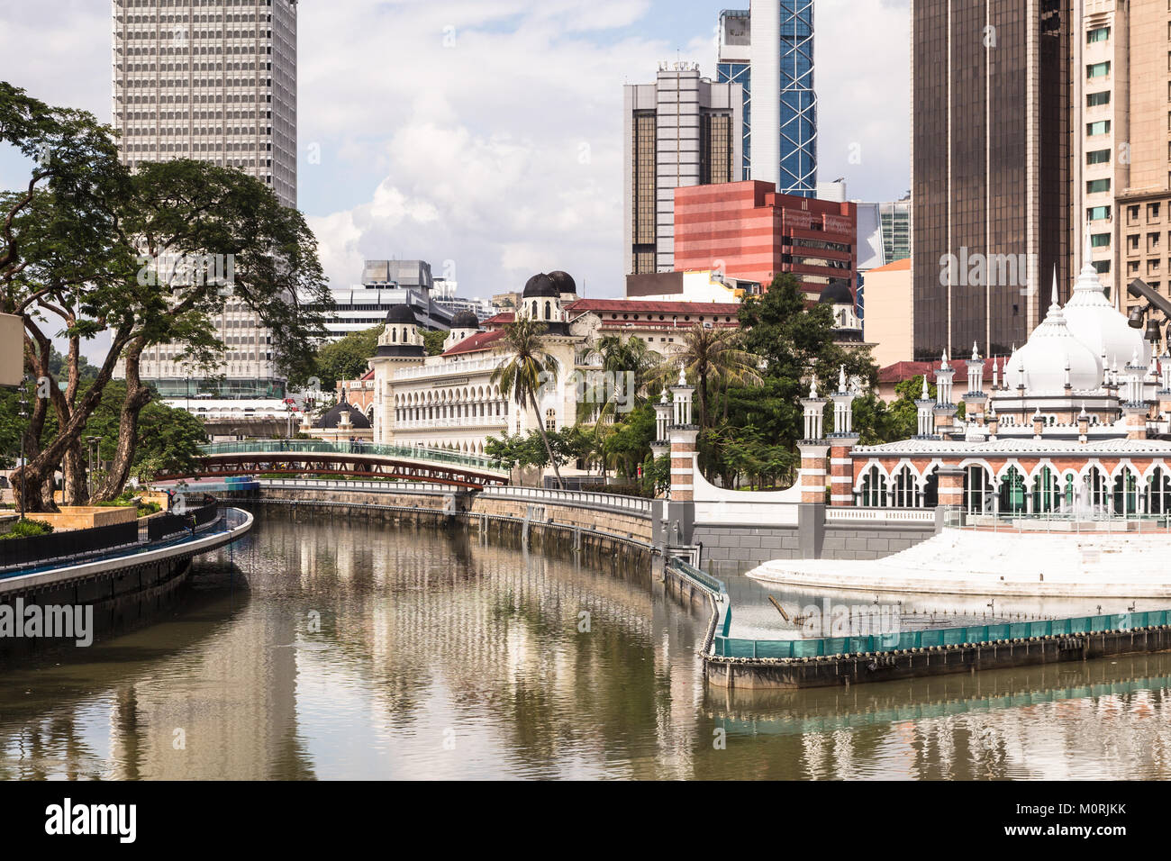 Les bâtiments de bureaux reflète dans l'eau de la Chicago River, à la jonction de la rivière Gombak, en face de la mosquée (masjid Jamek) au coeur de Banque D'Images