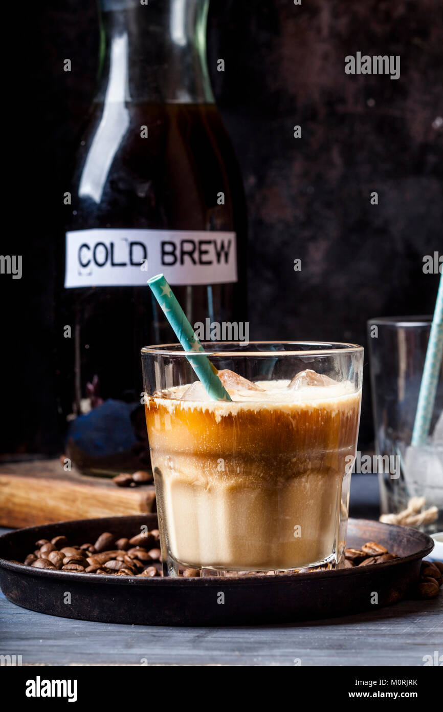 Préparer le café froid avec des cubes de glace et café crème Banque D'Images