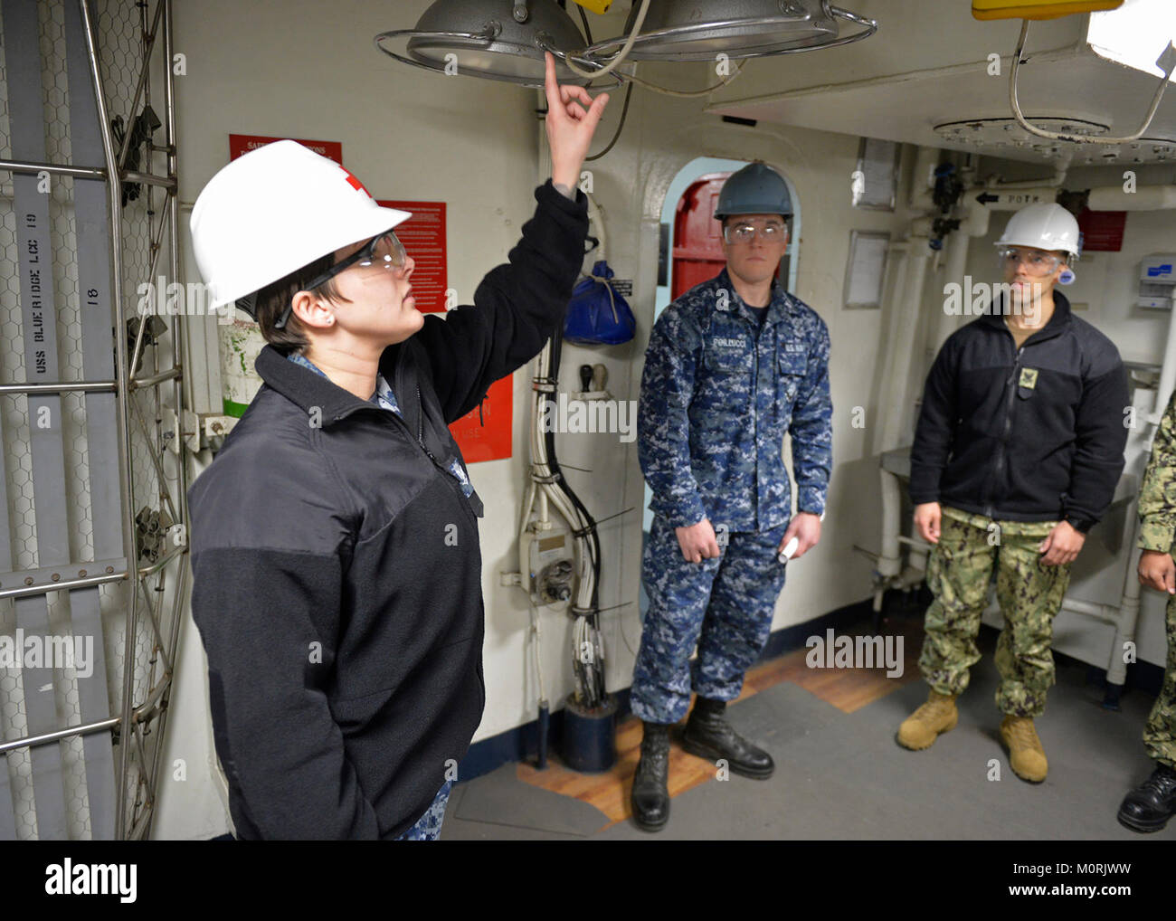 YOKOSUKA, Japon (Janv. 11, 2018) - Hôpital Corpsman 3 classe Amanda Eakin, de Newville, Pa., attaché à la 7ème Flotte américaine navire amiral USS Blue Ridge (CAC 19), explique l'importance de la tenue de combat arrière station au cours de brancardier de la formation. Blue Ridge est dans une vaste période de constitution en vue de moderniser le navire de continuer à servir de plate-forme de communication robuste dans la 7e flotte américaine zone d'opérations. (U.S. Navy Banque D'Images