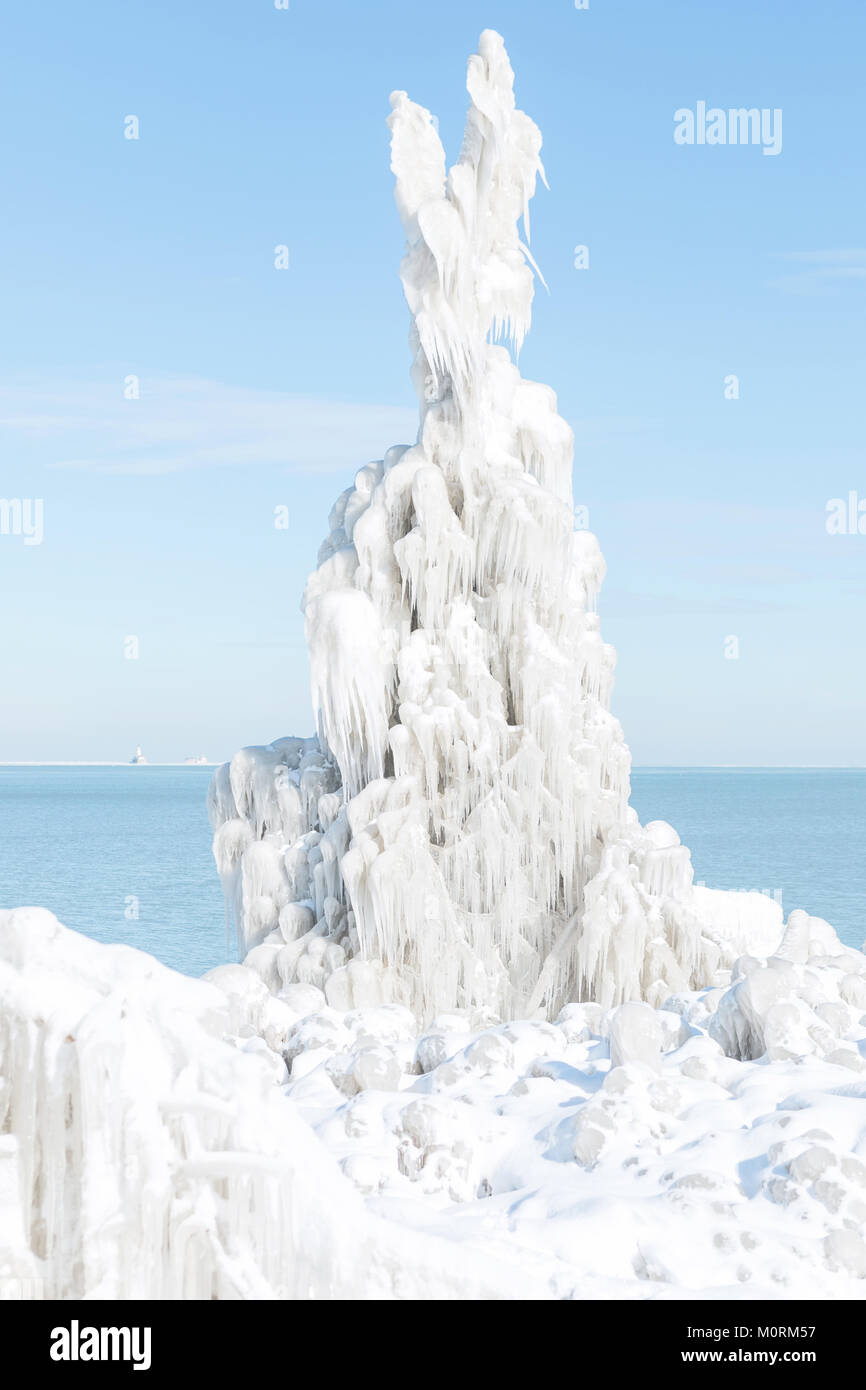 Arbre gelé recouvert de glace au bord du lac Michigan à Chicago Banque D'Images