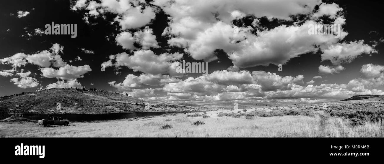 Ranch du Wyoming sur terrain avec chariot Banque D'Images