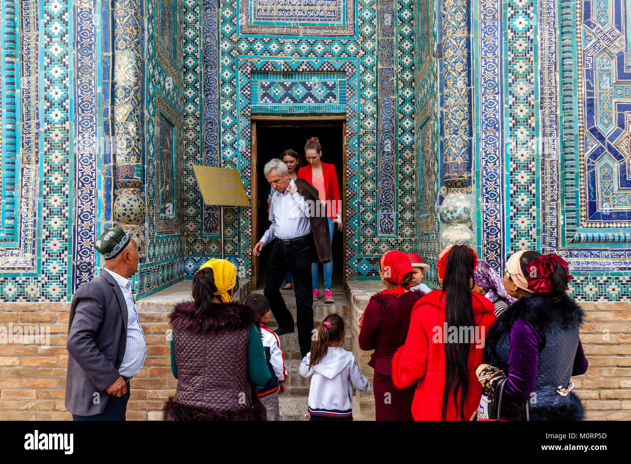 Les touristes visitant l'Ouzbek Usto Ali Nesefi Mausolée, le Shah-i-Zinda Mausolée complexe, Samarkand, Ouzbékistan Banque D'Images