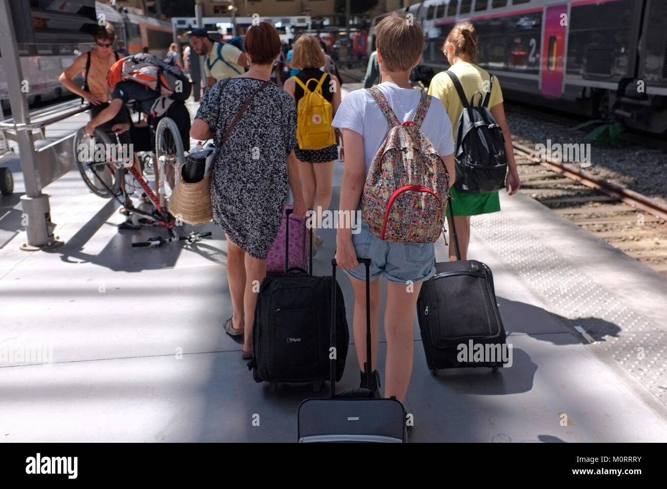 Les touristes arrivant à la gare de Marseille Banque D'Images
