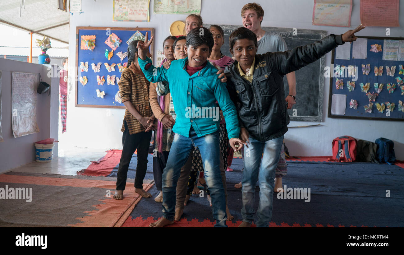 Nous avons rencontré les enfants tout en enseignant la musique et leçons de sport dans une école rurale en dehors de Jaipur. Les enfants étaient charmants et aimé être pris en photo ! Banque D'Images