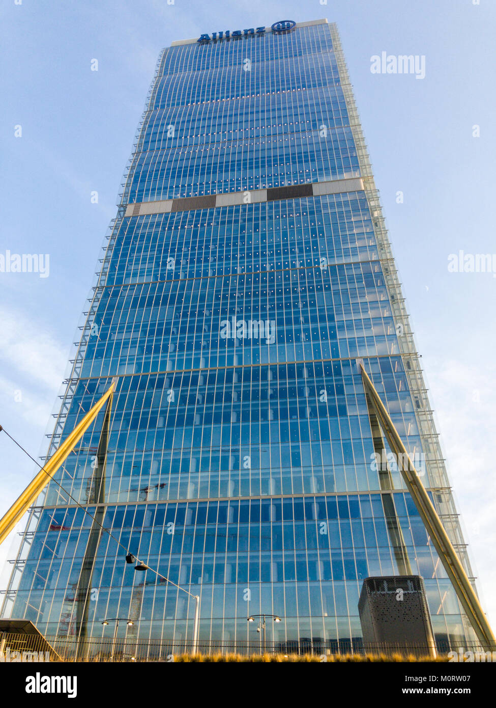 Allianz Tour, le droit, l'un est un droit 50 étages 209 mètres de gratte-ciel de Milan, Italie. 23 janvier, 2018. Allianz Italia nouveau headquarte Banque D'Images
