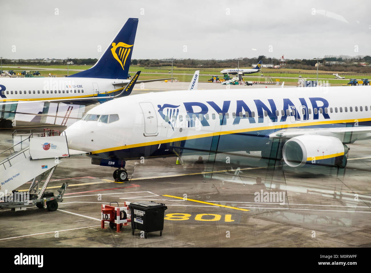 Avion de Ryanair sur le stand de départ dans l'aéroport de Dublin, Irlande Banque D'Images