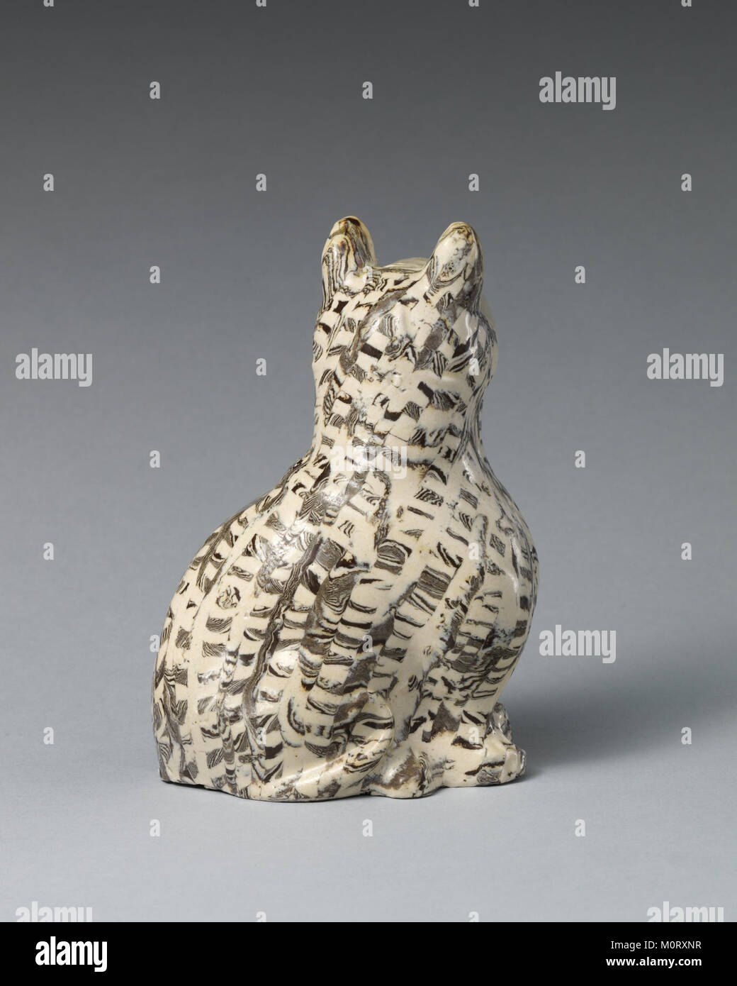 La sculpture « Cat » du Metropolitan Museum of Art (MET) est une représentation artistique d'un félin, mettant en valeur un design complexe et une interprétation artistique de cet animal commun Banque D'Images