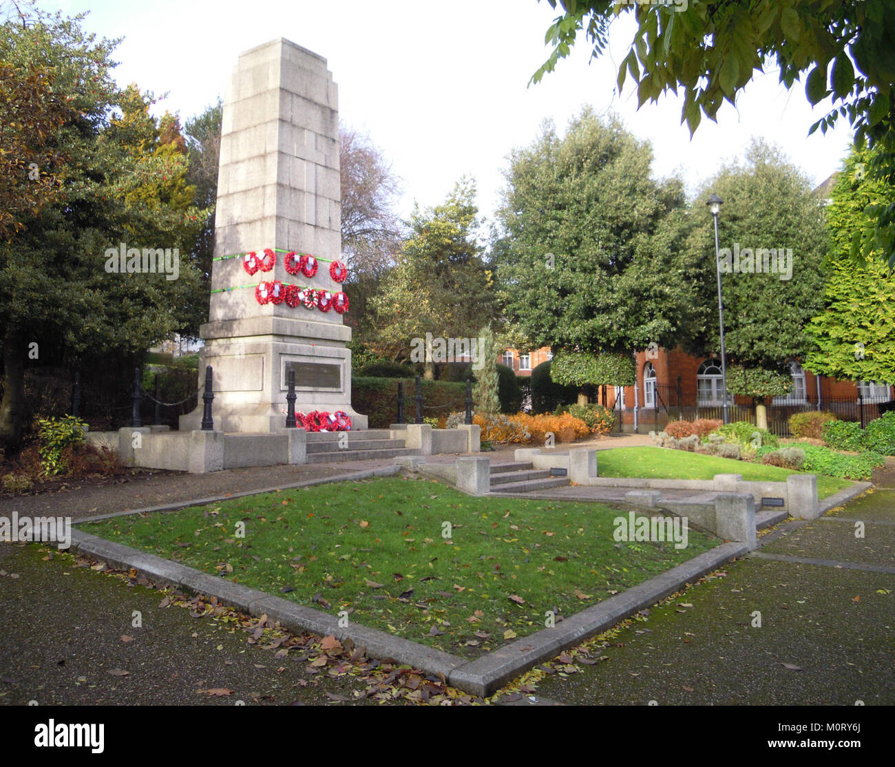 Le cénotaphe des jardins d'Aldershot est un mémorial de guerre dédié aux soldats tombés au combat, situé à Aldershot, en Angleterre, servant de lieu de mémoire et de réflexion. Banque D'Images