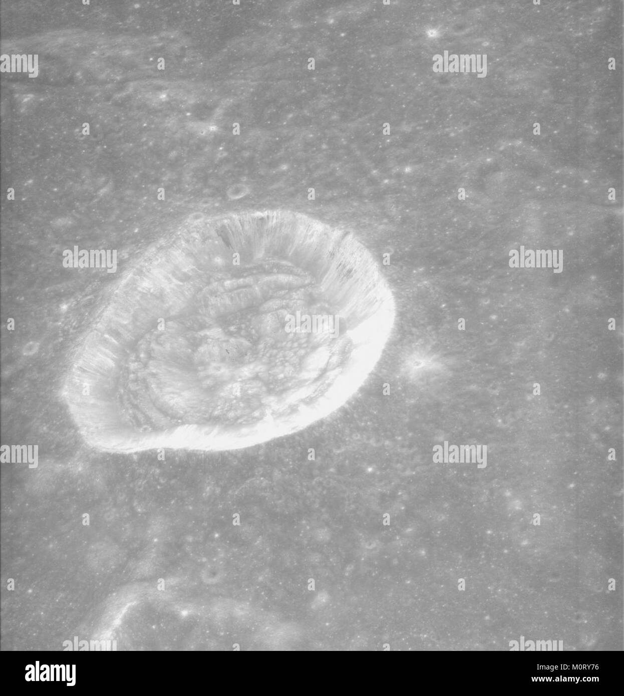 Une photographie du cratère du Carrel, capturée par la mission Apollo 15, montrant le paysage lunaire et les caractéristiques géologiques du cratère. Banque D'Images