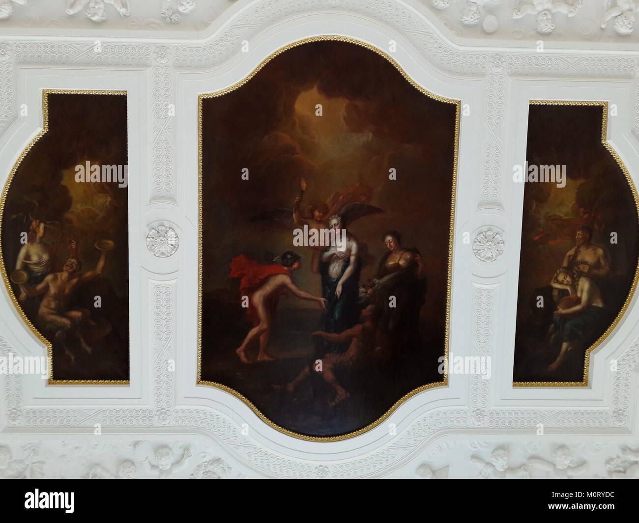 Le plafond de l'escalier du palais Ostrogski à Varsovie est un exemple de conception architecturale baroque. Le palais, qui date du XVIIe siècle, présente des motifs ornementaux détaillés sur ses plafonds, y compris des fresques et des stucs. L'escalier est un élément clé du grand intérieur du palaceâ€™ et reflète l'opulence de l'époque. Banque D'Images