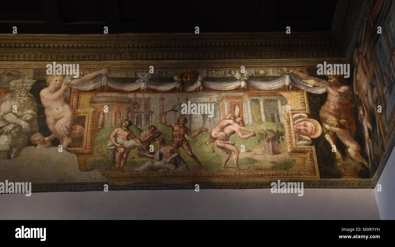 Castel Sant'Angelo, également connu sous le nom de Mausolée d'Hadrien, est une forteresse historique à Rome, en Italie. Cette structure remonte à l'Empire romain et a joué divers rôles tout au long de l'histoire, y compris comme résidence papale et bastion militaire. Banque D'Images