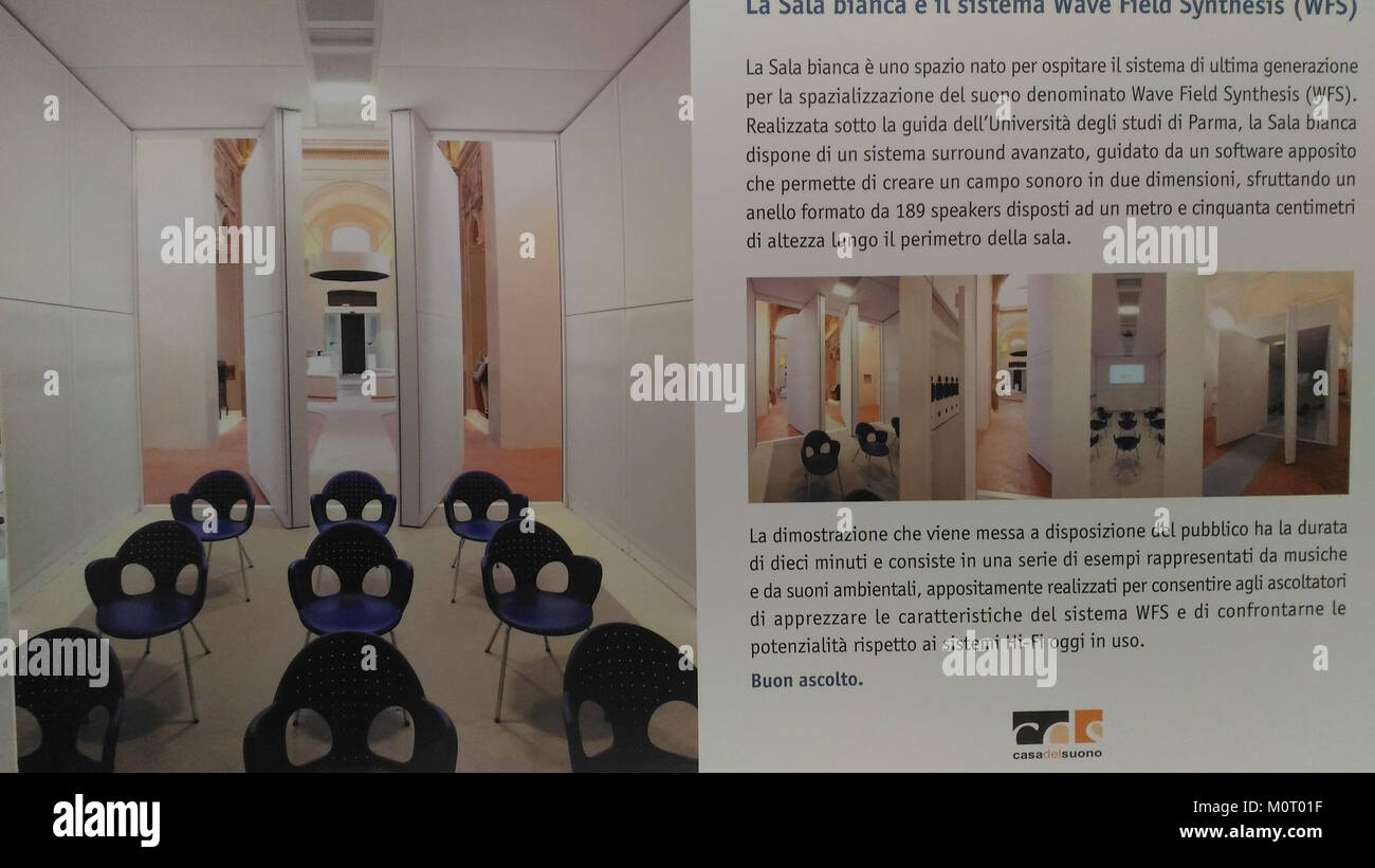 Casa del Suono est un musée situé à Parme, en Italie, installé dans l'église restaurée de Santa Elisabetta. Il présente une collection de plus de 400 appareils de reproduction sonore, des phonographes aux lecteurs mp3 modernes, mettant en évidence l'évolution de la technologie audio. Le musée présente également des installations interactives comme le lustre sonique et la salle blanche, offrant des expériences auditives immersives. Banque D'Images