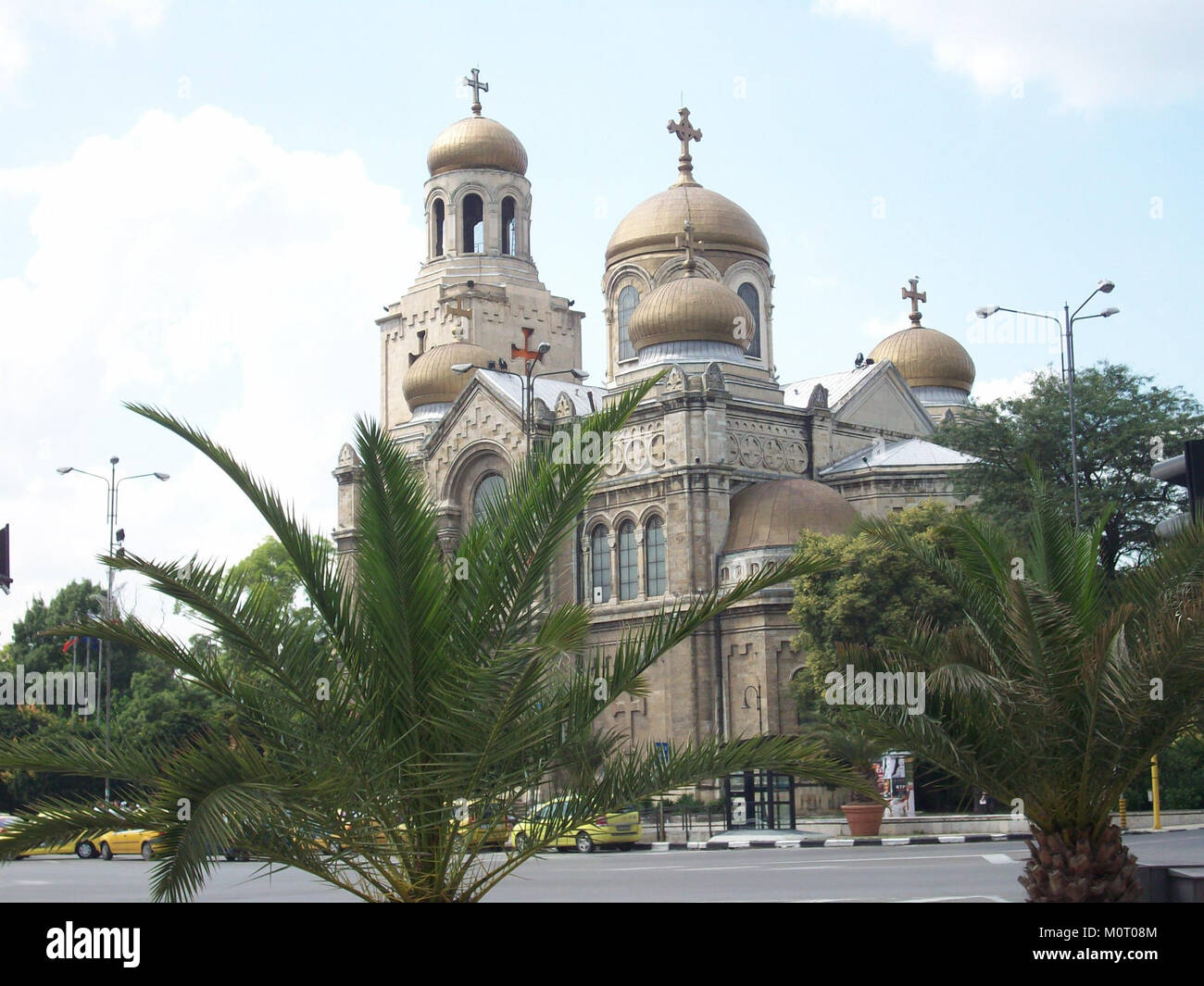 La cathédrale de Varna en Bulgarie est un exemple important de l'architecture religieuse orthodoxe orientale. C'est un monument historique et culturel clé à Varna, mettant en valeur les styles architecturaux bulgares. Banque D'Images