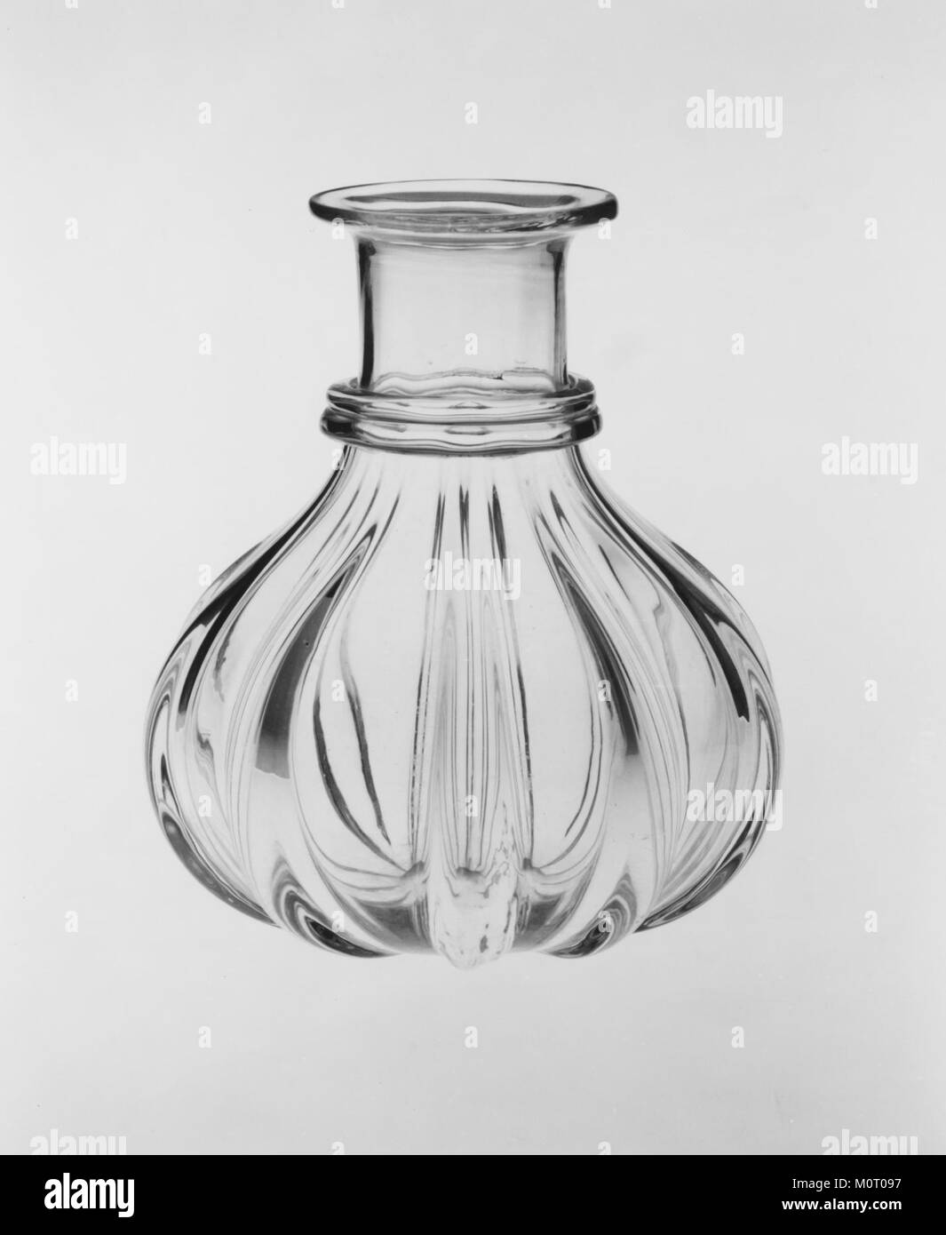 Cette carafe en verre américaine, datant de 1850 à 1870, est fabriquée à partir de verre moulé soufflé. Il mesure 6 pouces (15,2 cm) de haut avec un diamètre de 5,25 pouces (13,3 cm). La carafe fait partie de la collection du Metropolitan Museum of Art, acquise grâce à un don anonyme en 1980 (numéro d'accès : 1980.462.2). Banque D'Images