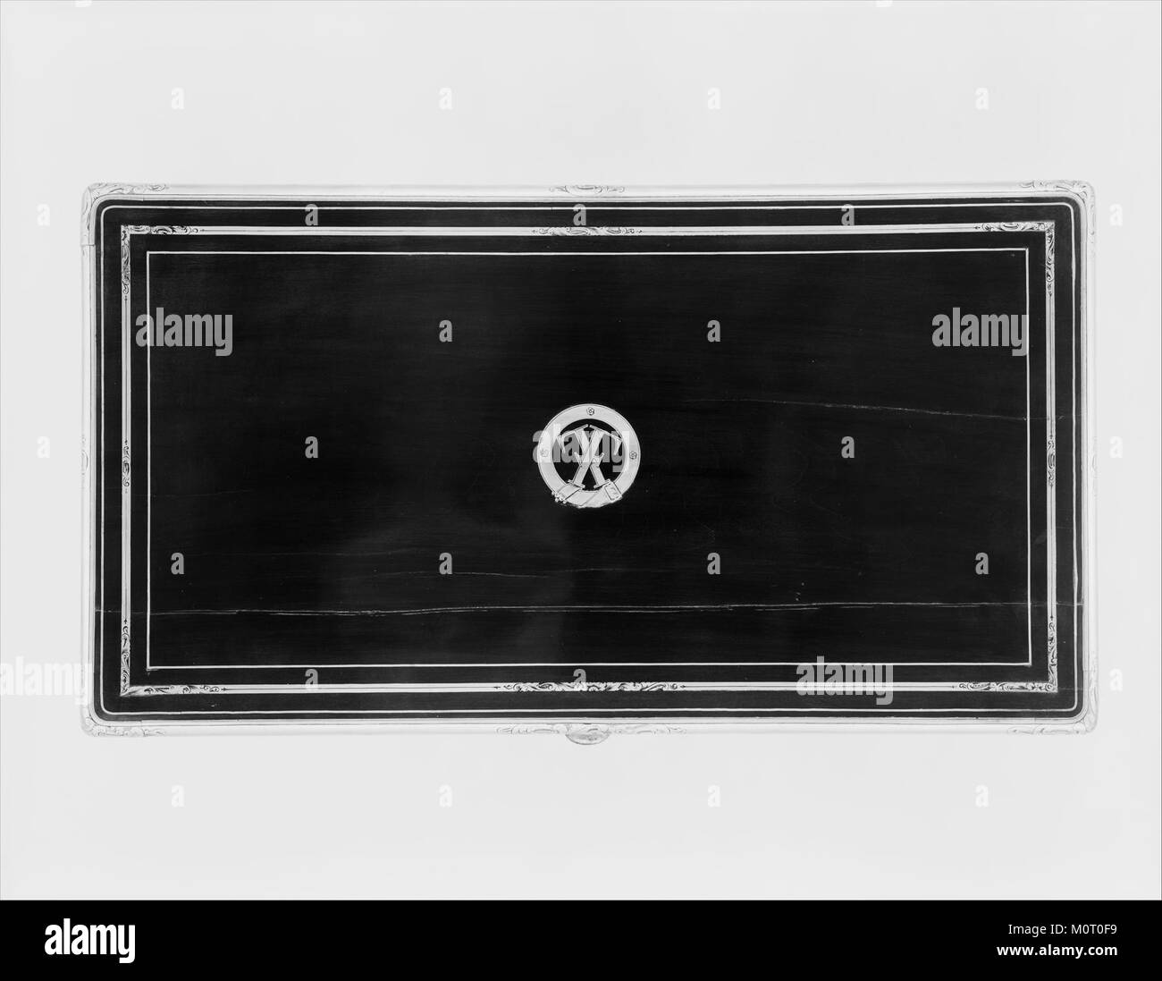 Cette paire de pistolets à percussion en étui avec accessoires, qui fait partie de la collection du Metropolitan Museum of Art (MET), est un bel exemple de l'artisanat d'armes du XVIIIe siècle. Ces pistolets, aux détails complexes, reflètent les progrès technologiques et artistiques de l'époque dans la conception des armes à feu. Banque D'Images