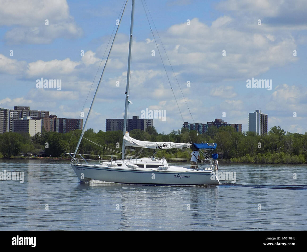 Le Catalina 270 Eloquence est un modèle de voilier de croisière, connu pour son intérieur spacieux, sa construction durable et ses performances de navigation en douceur. C'est un choix populaire parmi les amateurs de voile pour les loisirs et la performance. Banque D'Images