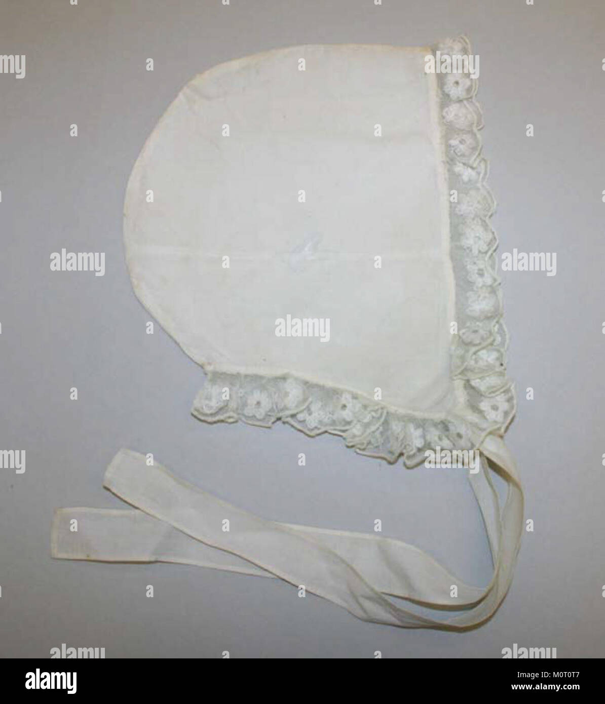 La casquette MET CI37.8.1 est une pièce du Metropolitan Museum of Art, identifiée dans leur catalogue de collection. L'objet représente un exemple significatif d'artisanat historique, datant d'une période particulière, avec des détails fins et un design révélateur de son contexte culturel. Banque D'Images